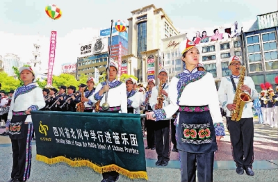 我们走在大路上军乐队歌谱