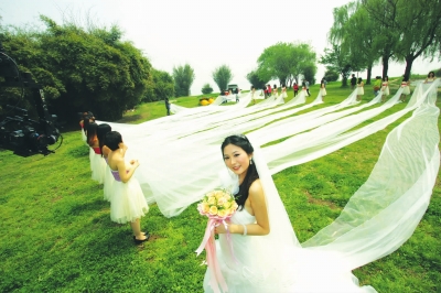 新娘520米婚纱_...的肚子竟能藏住520米婚纱与新娘(3)